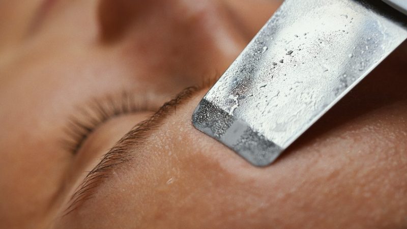 Peeling du visage : quels sont les divers avantages de cette technique ?