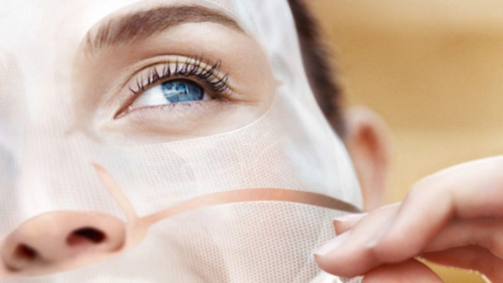 soins des cuticules avec des produits hydratants et outils de manucure sur un fond clair